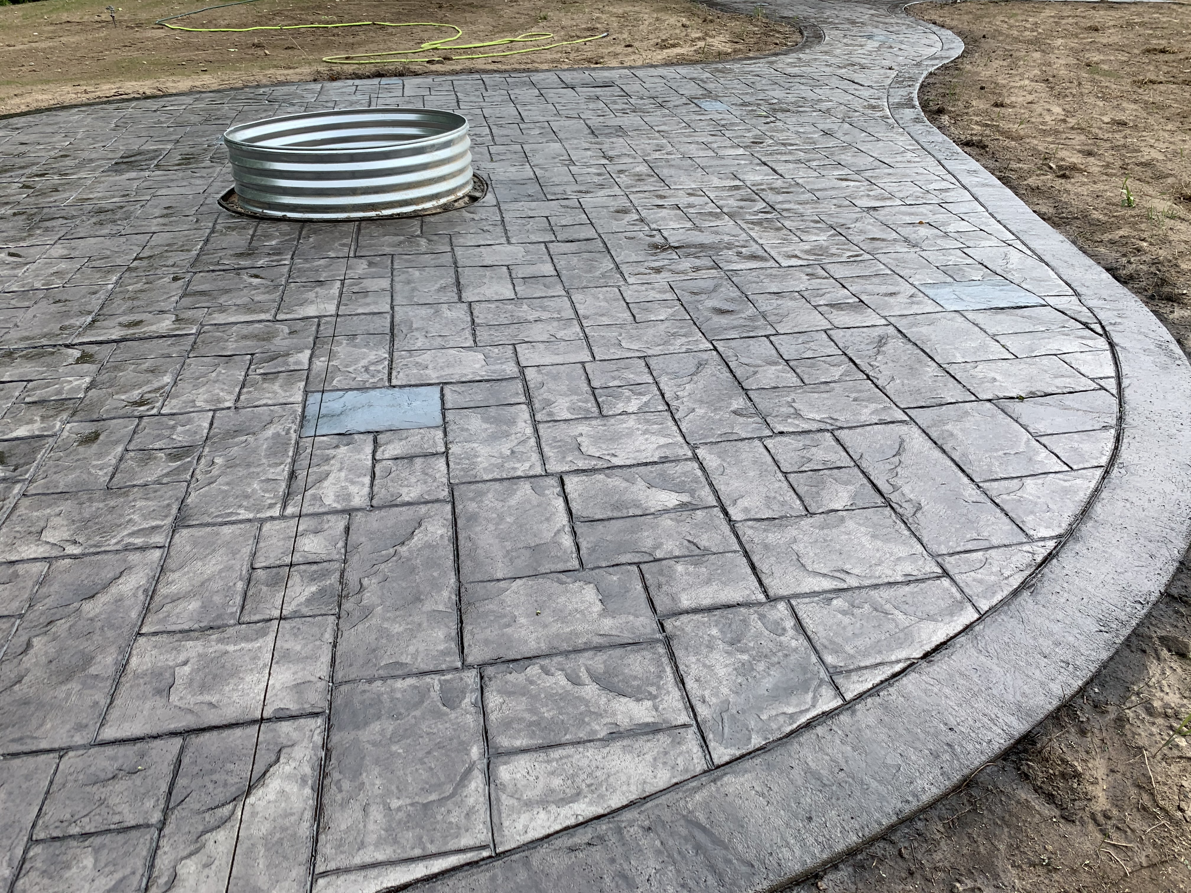 Stamped concrete borders and color accent details — Flaska project